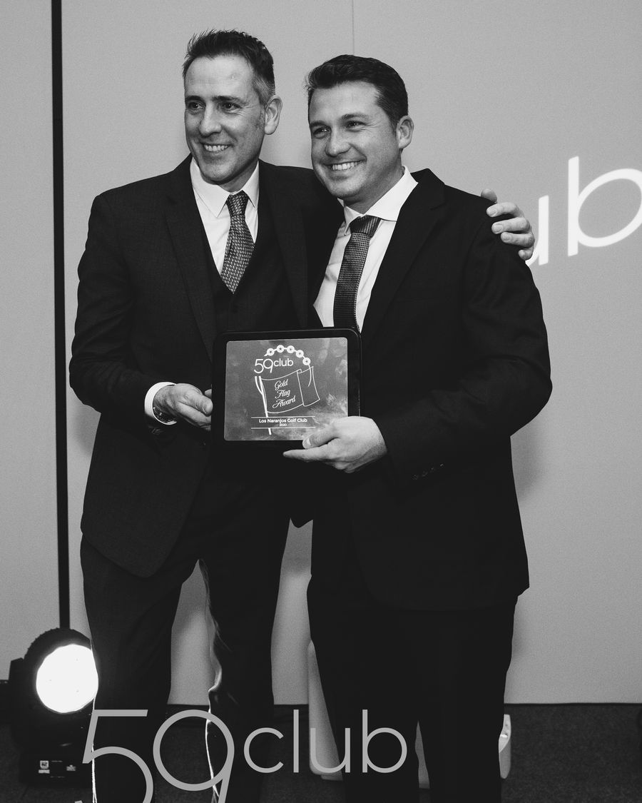 Julián Romaguera receiving the 59Club Gold Flag Award for Los Naranjos Golf Club, 2020.